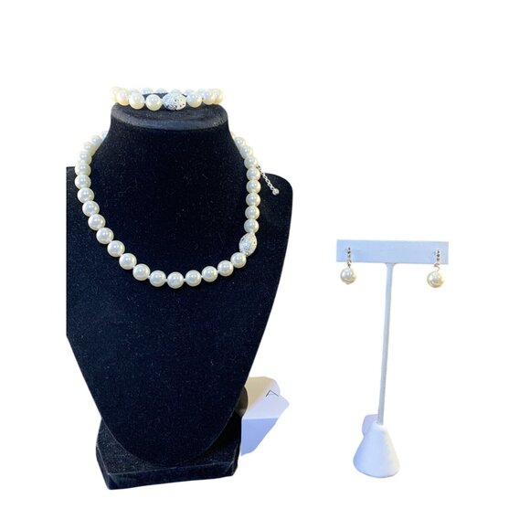 Avon Pearly Perfection 3 Piece Set Ivory Necklace, Bracelet And Earrings (1566) - Picture 2 of 7